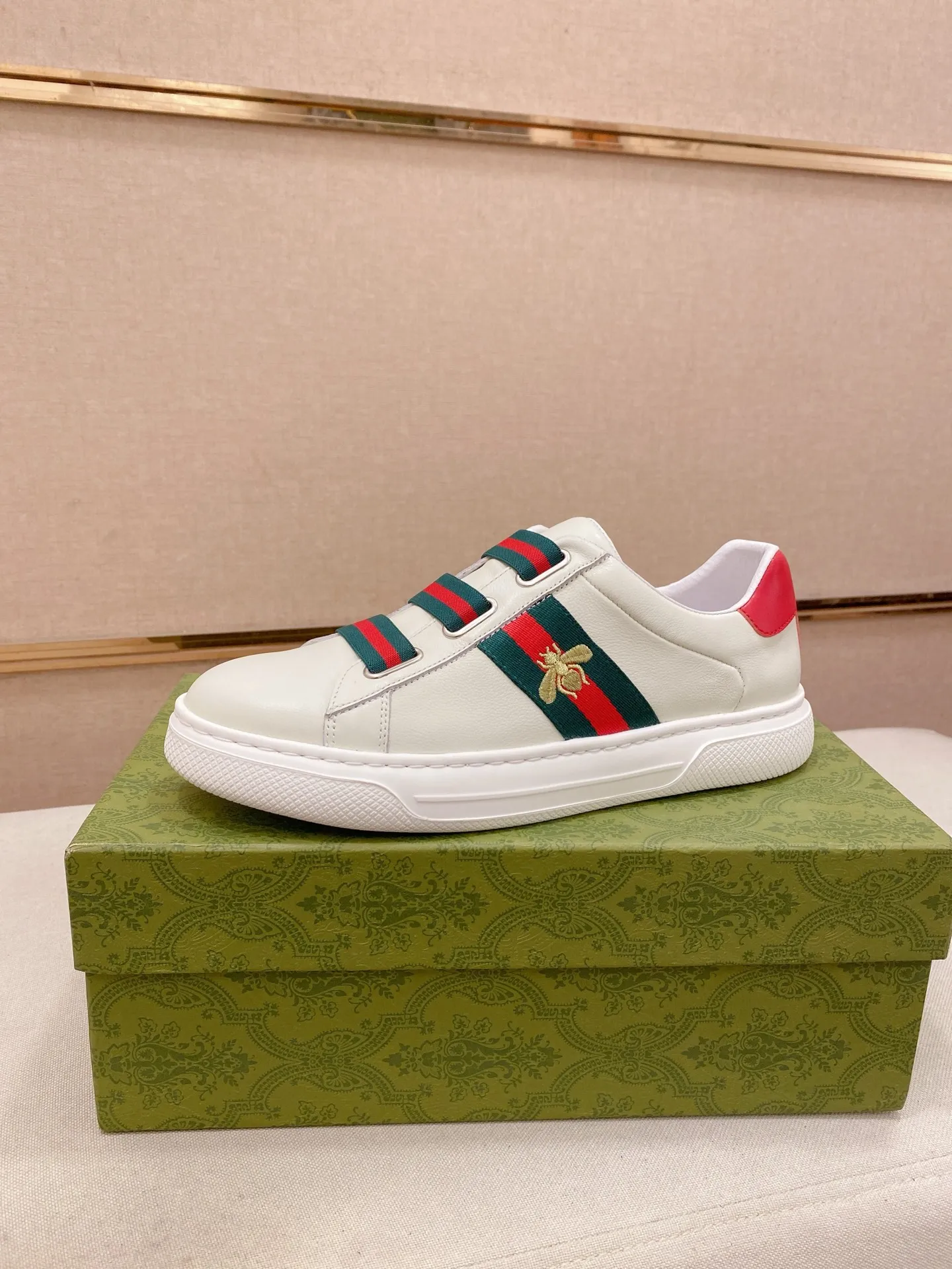 Men's shoes💰 480💰The new GUCCI (Gucci) counters are launched simultaneously. The new men's shoes, 😘fabrics are selected from imported cowhide, and the lining is sheepskin lining. 👍🏿 High-end ☄️ air-cushion molded anti-slip rubber outsole, exquisite lines, simple and elegant, comfortable and high-end for leisure travel. Code number: 38 to 44 (45 can be customized and cannot be returned or exchanged)